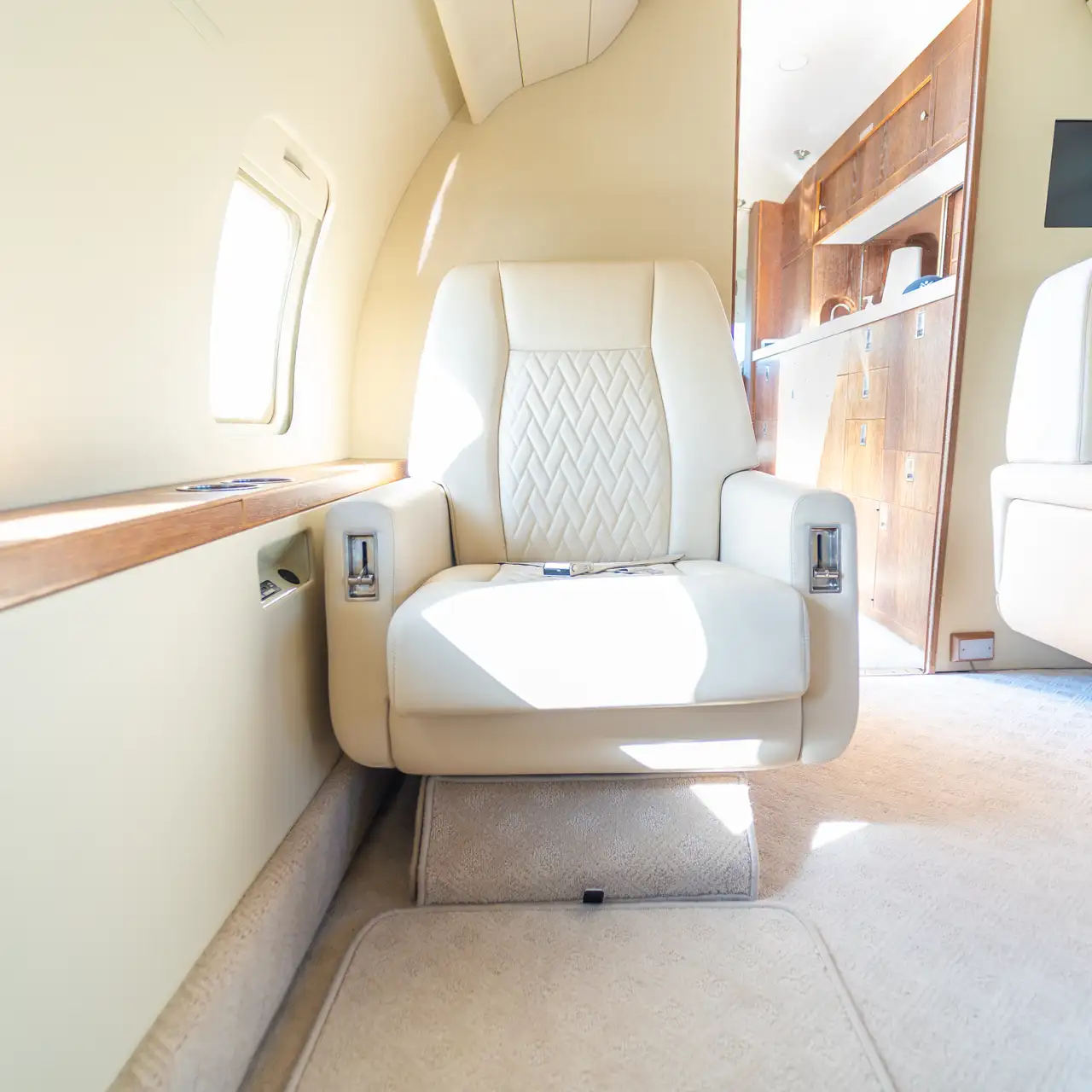 CHALLENGER 604 N812G detail 10