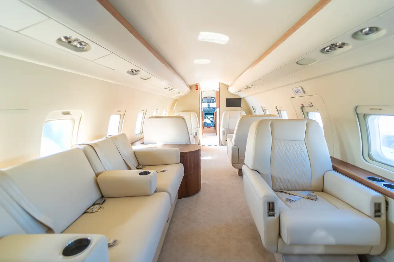 CHALLENGER 604 N812G detail 8